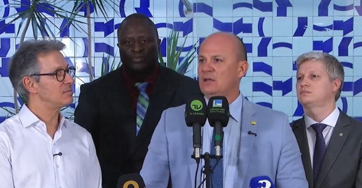 Cabo Gilberto (centro) em coletiva com o governador de MG, Romeu Zema, e os deputados Helio Lopes e Marcel Van Hattem | Foto: Divulgação/Youtube