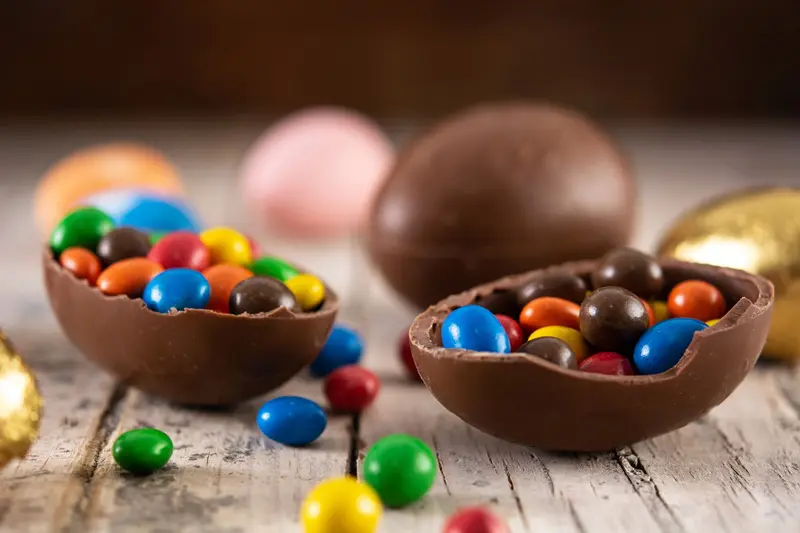 Ovos de Páscoa de chocolate coloridos sobre uma mesa de madeira