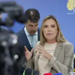 A governadora em exercício do Distrito Federal, Celina Leão, durante coletiva, fala sobre as explosões na Praça dos Três Poderes | Foto: Bruno Peres/Agência Brasil