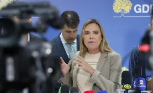A governadora em exercício do Distrito Federal, Celina Leão, durante coletiva, fala sobre as explosões na Praça dos Três Poderes | Foto: Bruno Peres/Agência Brasil