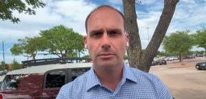 Eduardo reage a expulsão de delegado da pf