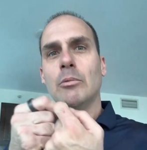 O ex-deputado do PL Eduardo Bolsonaro, durante vídeo no X | Foto: Reprodução/X/@EduardoBolsonaro