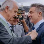 José Múcio entregou a medalha a Luciano Huck | Foto: Reprodução: instagram/ @lucianohuck