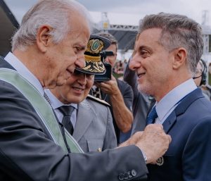 José Múcio entregou a medalha a Luciano Huck | Foto: Reprodução: instagram/ @lucianohuck