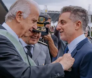 José Múcio entregou a medalha a Luciano Huck | Foto: Reprodução: instagram/ @lucianohuck
