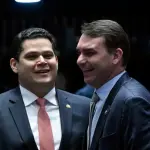 Senadores ouvidos por Oeste afirmam que Alcolumbre passou a manter conversas frequentes com o senador e pré-candidato à Presidência, Flávio Bolsonaro (PL-RJ) | Foto: Geraldo Magela/Agência Senado