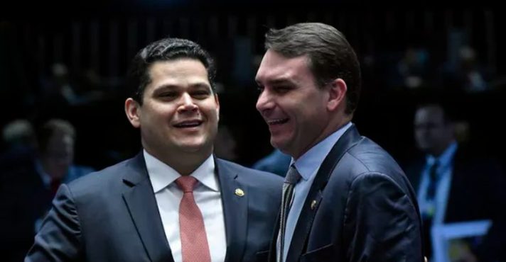 Senadores ouvidos por Oeste afirmam que Alcolumbre passou a manter conversas frequentes com o senador e pré-candidato à Presidência, Flávio Bolsonaro (PL-RJ) | Foto: Geraldo Magela/Agência Senado