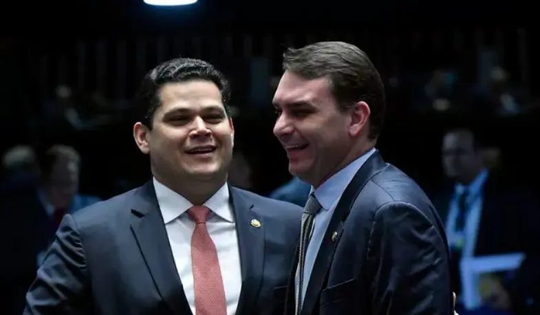 Senadores ouvidos por Oeste afirmam que Alcolumbre passou a manter conversas frequentes com o senador e pré-candidato à Presidência, Flávio Bolsonaro (PL-RJ) | Foto: Geraldo Magela/Agência Senado