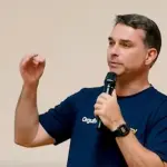 Flávio Bolsonaro durante discurso em evento do agronegócio no interior paulista | Foto: Reprodução/X/@FlavioBolsonaro