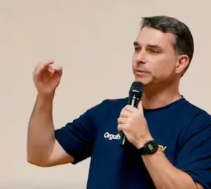 Flávio Bolsonaro durante discurso em evento do agronegócio no interior paulista | Foto: Reprodução/X/@FlavioBolsonaro