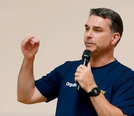 Flávio Bolsonaro durante discurso em evento do agronegócio no interior paulista | Foto: Reprodução/X/@FlavioBolsonaro