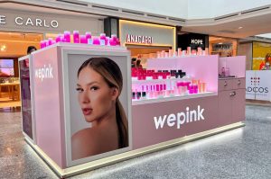 Foto de Virgínia Fonseca em loja da WePink