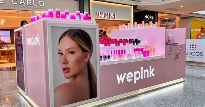 Foto de Virgínia Fonseca em loja da WePink