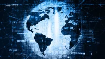 Globo terrestre digital com conexões de rede e códigos binários representando internet e tecnologia global