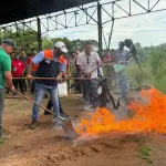 Técnicos demonstram como usar ferramentas de combate ao fogo no campo | Foto: Divulgação/Agência SP