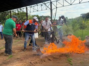 Técnicos demonstram como usar ferramentas de combate ao fogo no campo | Foto: Divulgação/Agência SP