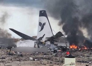 Restos de um Airbus A319 destruído em março por forças israelenses na pista do Aeroporto Teerã | Foto: Reprodução/X
