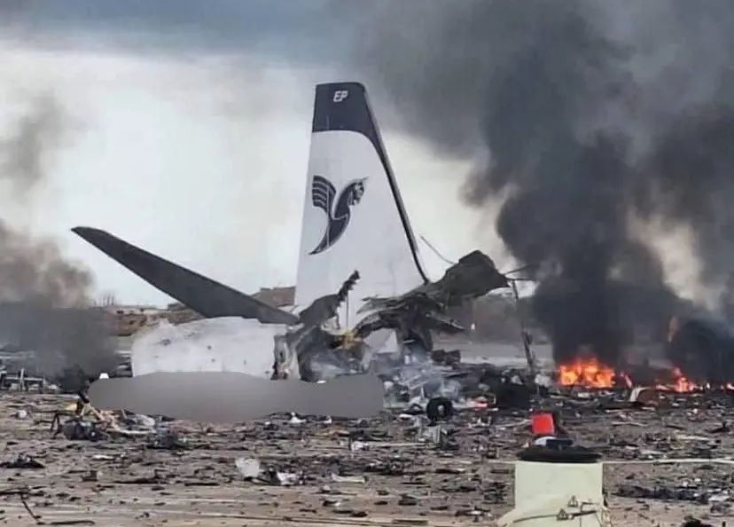 Restos de um Airbus A319 destruído em março por forças israelenses na pista do Aeroporto Teerã | Foto: Reprodução/X
