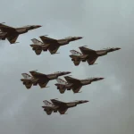 Aviões de combate voando em formação durante demonstração aérea militar