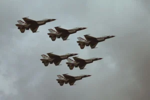 Aviões de combate voando em formação durante demonstração aérea militar