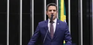 A proposta do deputado federal Ismael Alexandrino garante aos pais o direito de vetar a participação de alunos em atividades associadas à ideologia de gênero | Foto: Bruno Spada/Câmara dos Deputados