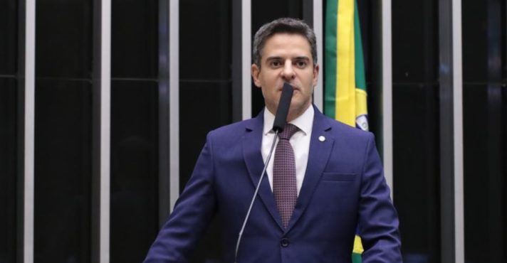 A proposta do deputado federal Ismael Alexandrino garante aos pais o direito de vetar a participação de alunos em atividades associadas à ideologia de gênero | Foto: Bruno Spada/Câmara dos Deputados