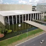 O Itamaraty retirou as credenciais de Myers antes de sua partida