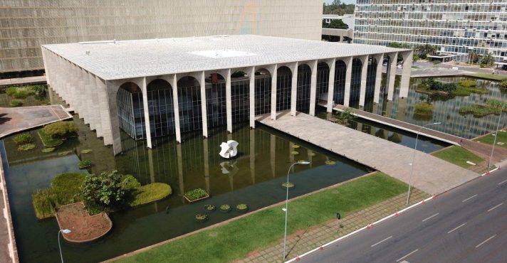 O Itamaraty retirou as credenciais de Myers antes de sua partida