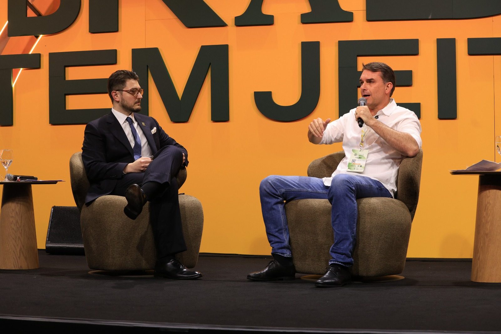 O senador Flávio Bolsonaro, pré-candidato à Presidência da República, discursando durante o Fórum da Liberdade 2026 em Porto Alegre | Vini Dalla Rosa/ Divulgação