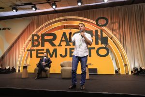 O senador Flávio Bolsonaro, pré-candidato à Presidência da República, discursando durante o Fórum da Liberdade 2026 em Porto Alegre | Vini Dalla Rosa/ Divulgação