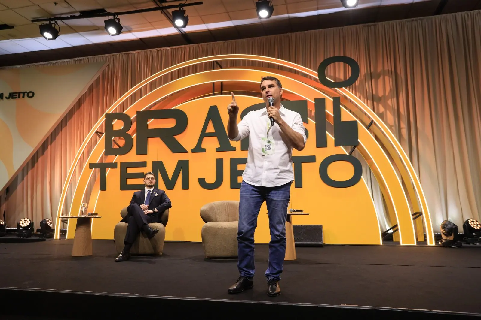 O senador Flávio Bolsonaro, pré-candidato à Presidência da República, discursando durante o Fórum da Liberdade 2026 em Porto Alegre | Vini Dalla Rosa/ Divulgação