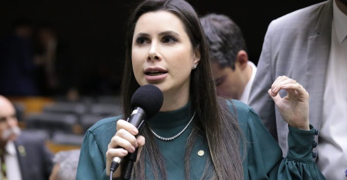 A deputada Carol De Toni