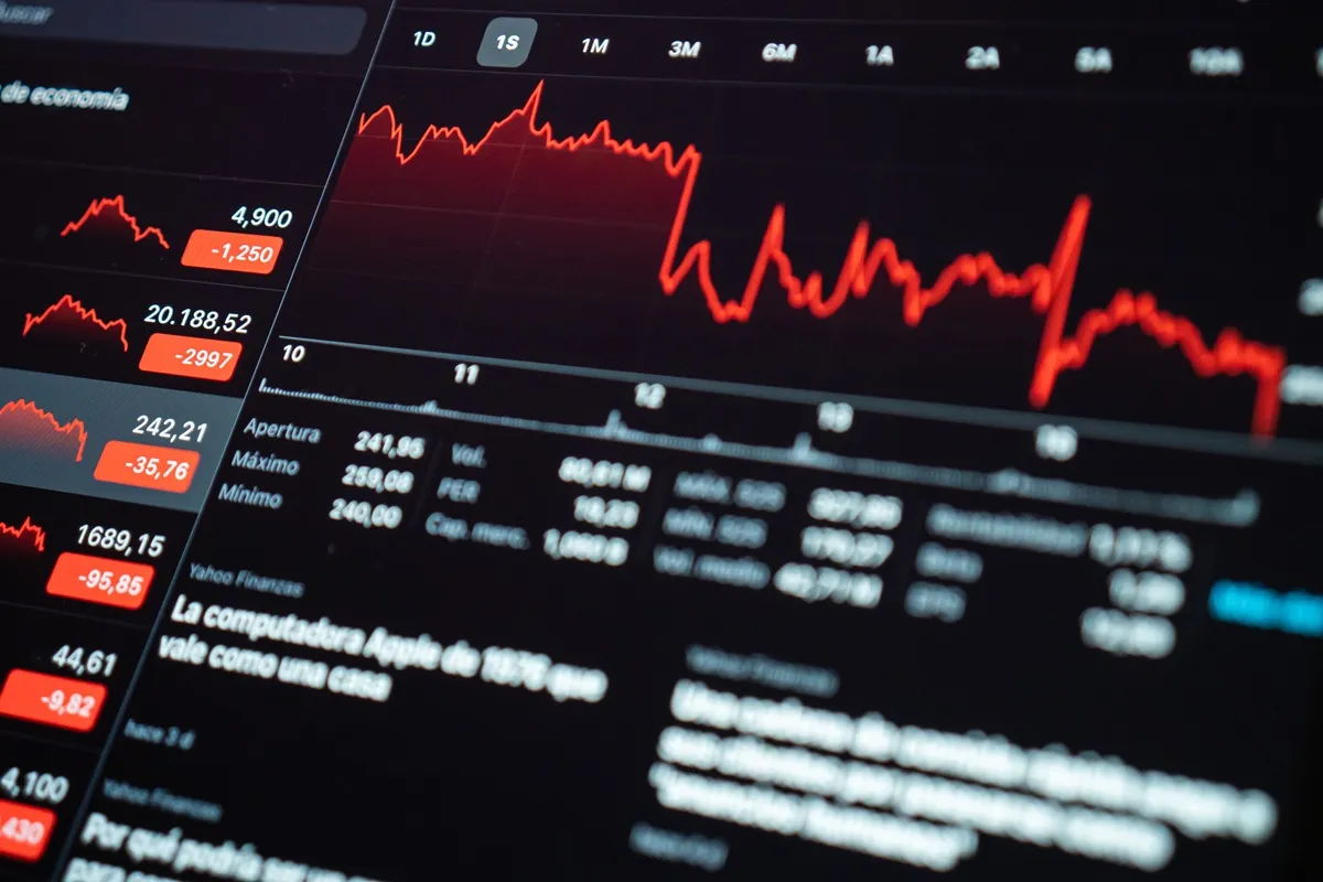 Tela com gráfico financeiro em queda mostrando perdas no mercado e indicadores negativos