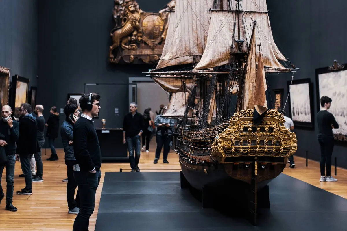 Maquete de navio antigo em exposição de museu representando embarcações da era das grandes navegações