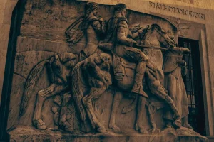 Escultura em pedra de Lewis e Clark a cavalo representando exploração territorial e história dos Estados Unidos