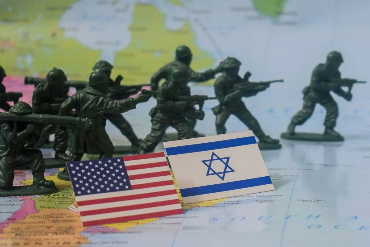 Bandeiras dos Estados Unidos e Israel com soldados em miniatura sobre mapa mundial