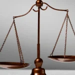 Balança equilibrada simbolizando justiça, equilíbrio de poder e tomada de decisão; União