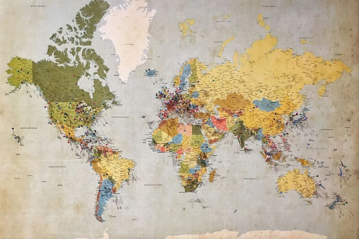 Mapa do mundo com marcações indicando conexões e relações geopolíticas entre países