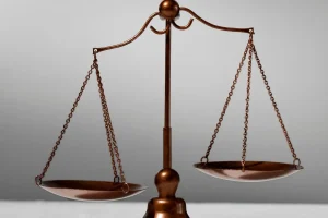 Balança equilibrada simbolizando justiça, equilíbrio de poder e tomada de decisão; União