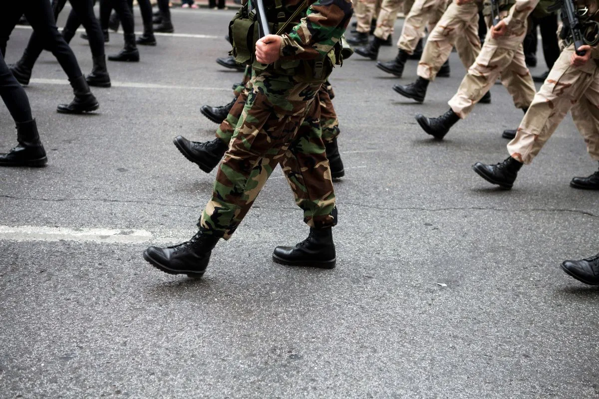 Soldados marchando em formação durante operação militar em via urbana