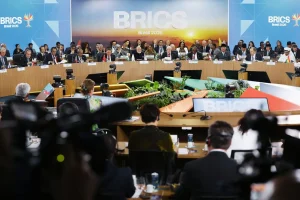 Reunião de líderes do BRICS Brasil 2025 em conferência internacional com delegações globais