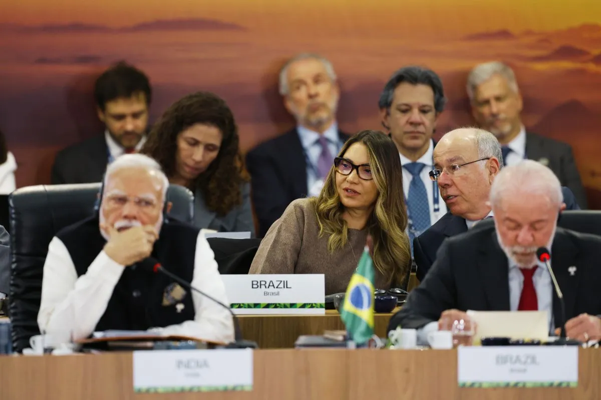 Líderes do Brasil e Índia em reunião do BRICS 2025 discutindo políticas internacionais