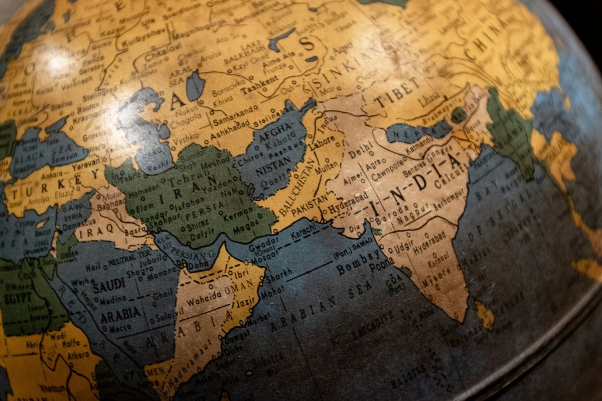 Mapa detalhado mostrando países da Ásia, Oriente Médio e regiões geopolíticas