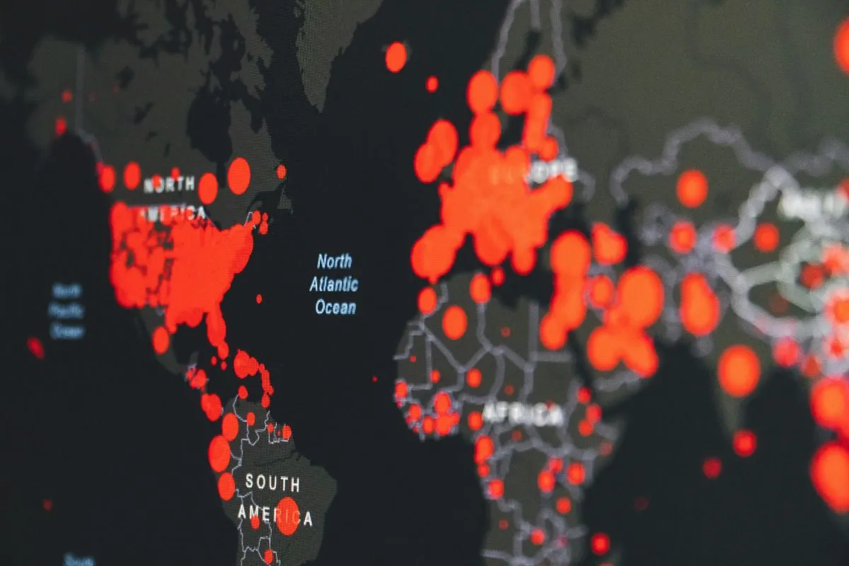 Mapa do mundo com pontos vermelhos indicando áreas de alta concentração de casos ou eventos globais em vários continentes