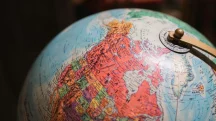 Globo terrestre com destaque para América do Norte, mostrando Canadá, Estados Unidos e México em mapa detalhado