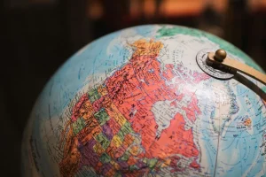 Globo terrestre com destaque para América do Norte, mostrando Canadá, Estados Unidos e México em mapa detalhado