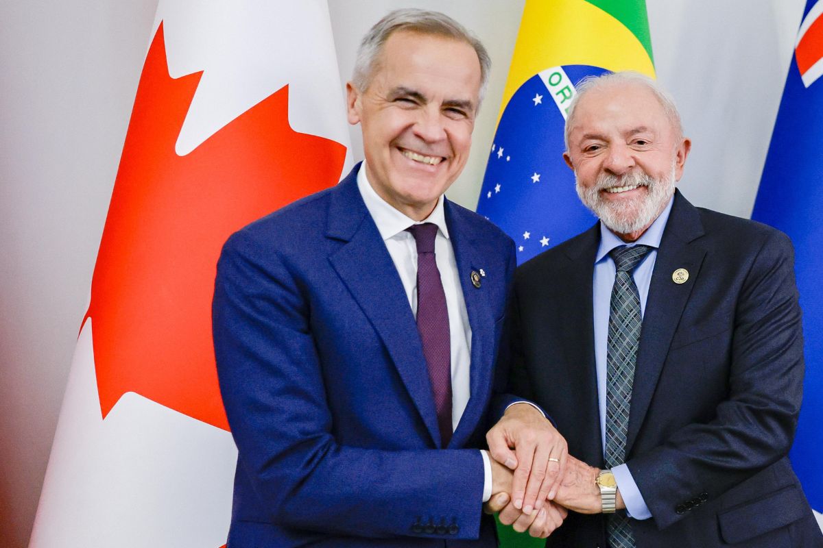 Líderes do Brasil e Canadá apertando as mãos em encontro diplomático oficial