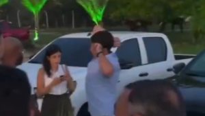 João Campos é flagrado retirando cordão de ouro antes de evento | Foto: X/Reprodução