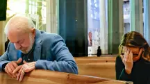 Luiz Inácio Lula da Silva e Janja rezam de joelhos