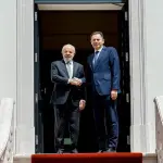 Lula posa para fotos ao lado do primeiro-ministro português Luís Montenegro | Foto: Ricardo Stuckert/ Presidência da República